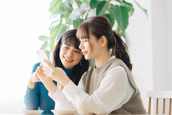 スマホで検索する女性