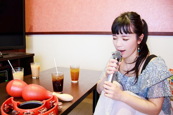 カラオケで歌う女性