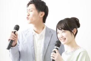 カラオケ音痴な男性でも無理なく歌えるおすすめ7曲を紹介