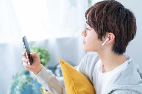 音楽を聞く男性