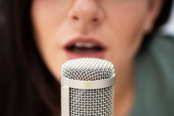 カラオケで声がこもる原因と改善するための6つのポイント